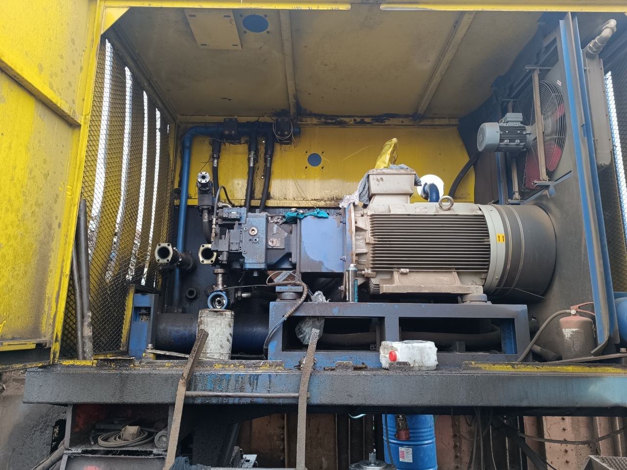Гидронасос с электродвигателем в гидростанции на объекте